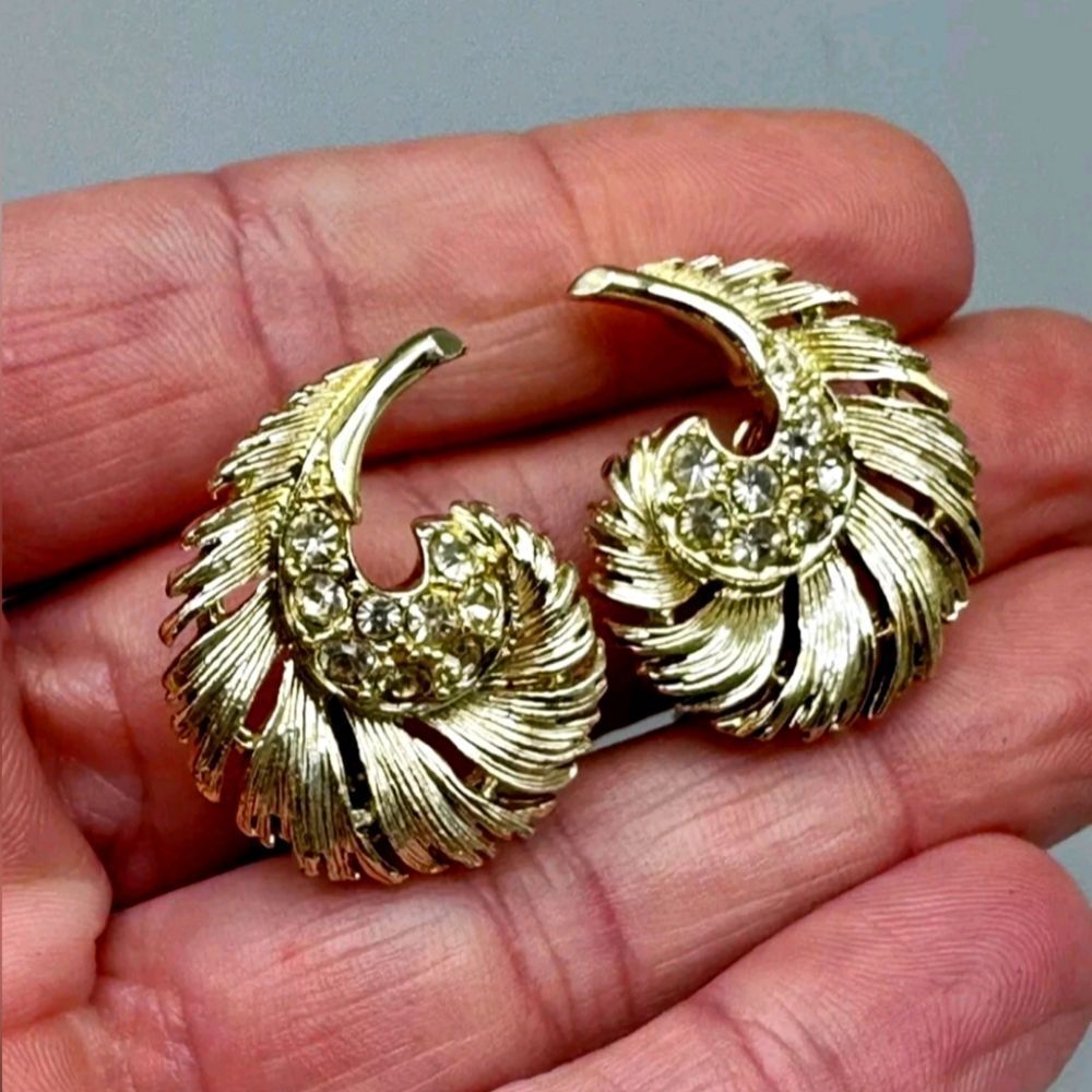 Vintage Lisner GT Clear Rhinestone Feather Clip On Earrings 1" EUC Looks New